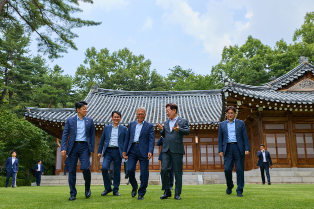 오찬 회동 마친 이재명 대통령과 문재인 전 대통령