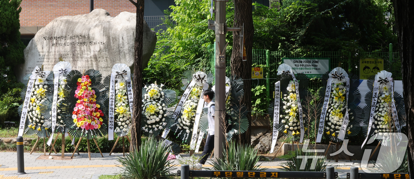 (서울=뉴스1) 김진환 기자 = 1일 오후 서울 강동구 배재고등학교 정문 앞에 근조화환이 놓여 있다.앞서 배재고 선수들은 지난달 29일 서울 목동구장에서 열린 제81회 청룡기 전국 …