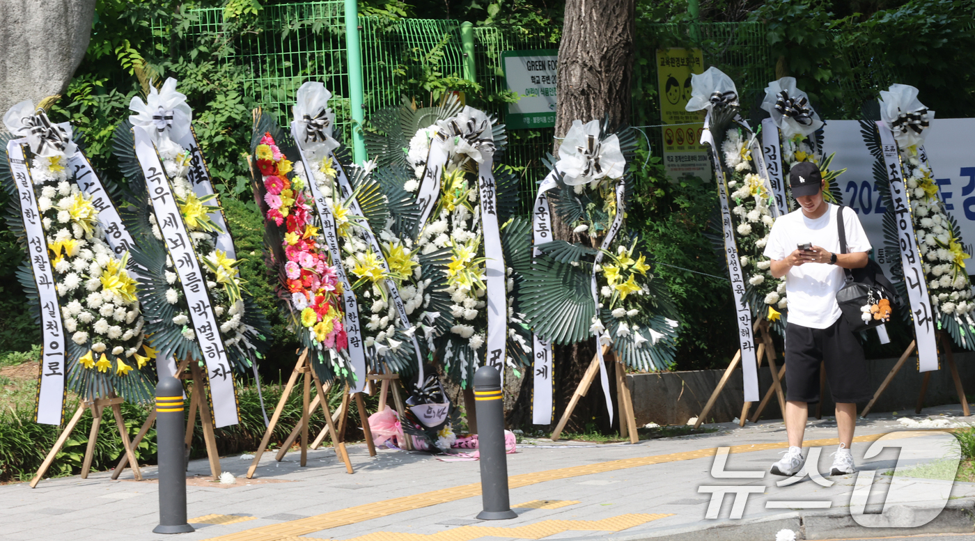 (서울=뉴스1) 김진환 기자 = 1일 오후 서울 강동구 배재고등학교 정문 앞에 근조화환이 놓여 있다.앞서 배재고 선수들은 지난달 29일 서울 목동구장에서 열린 제81회 청룡기 전국 …
