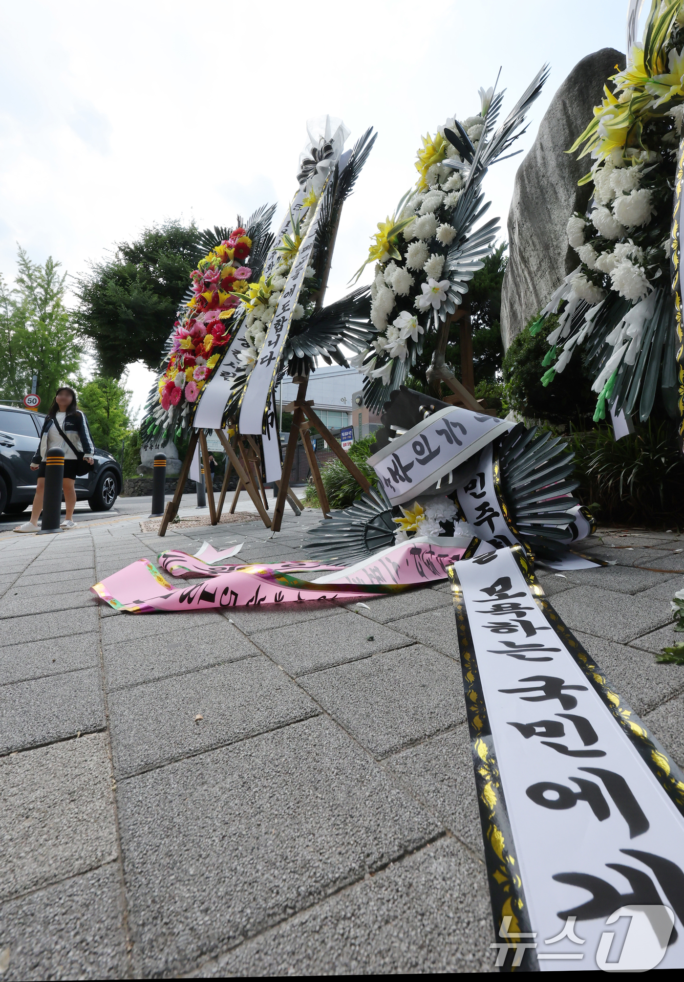 (서울=뉴스1) 김진환 기자 = 1일 오후 서울 강동구 배재고등학교 정문 앞에 근조화환이 놓여 있다.앞서 배재고 선수들은 지난달 29일 서울 목동구장에서 열린 제81회 청룡기 전국 …