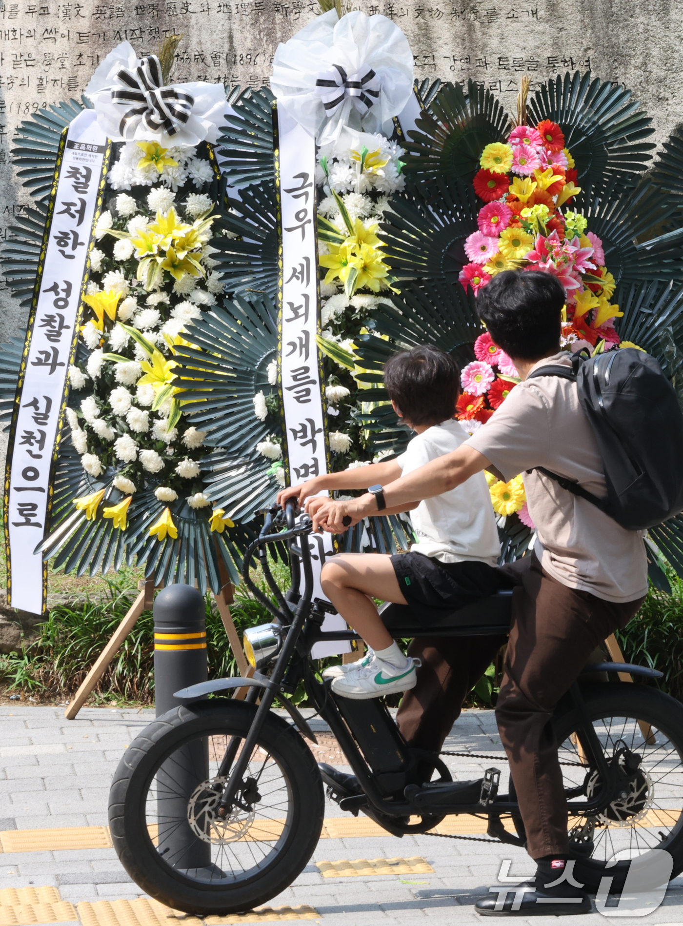 (서울=뉴스1) 김진환 기자 = 1일 오후 서울 강동구 배재고등학교 정문 앞에 근조화환이 놓여 있다.앞서 배재고 선수들은 지난달 29일 서울 목동구장에서 열린 제81회 청룡기 전국 …