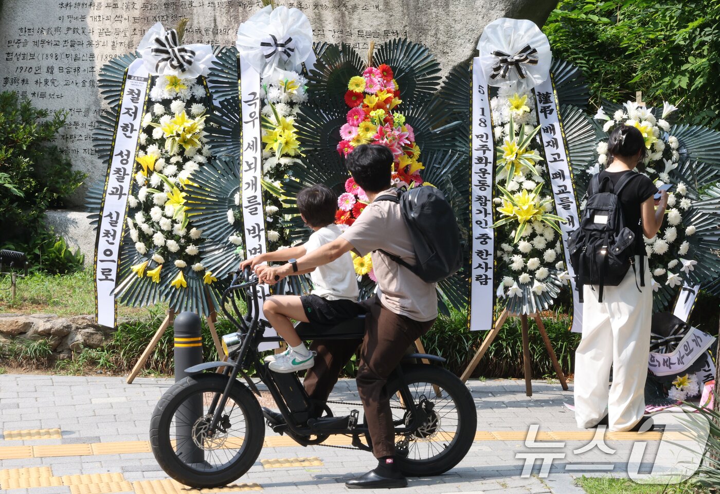 본문 이미지 - 1일 오후 서울 강동구 배재고등학교 정문 앞에 근조화환이 놓여 있다. 앞서 배재고 선수들은 지난달 29일 서울 목동구장에서 열린 제81회 청룡기 전국고교야구선수권대회에서 상대 팀인 광주제일고를 향해 "스타벅스 가야지", "탱크데이" 등의 구호를 외쳐 논란이 됐다. 2026.7.1 ⓒ 뉴스1 김진환 기자