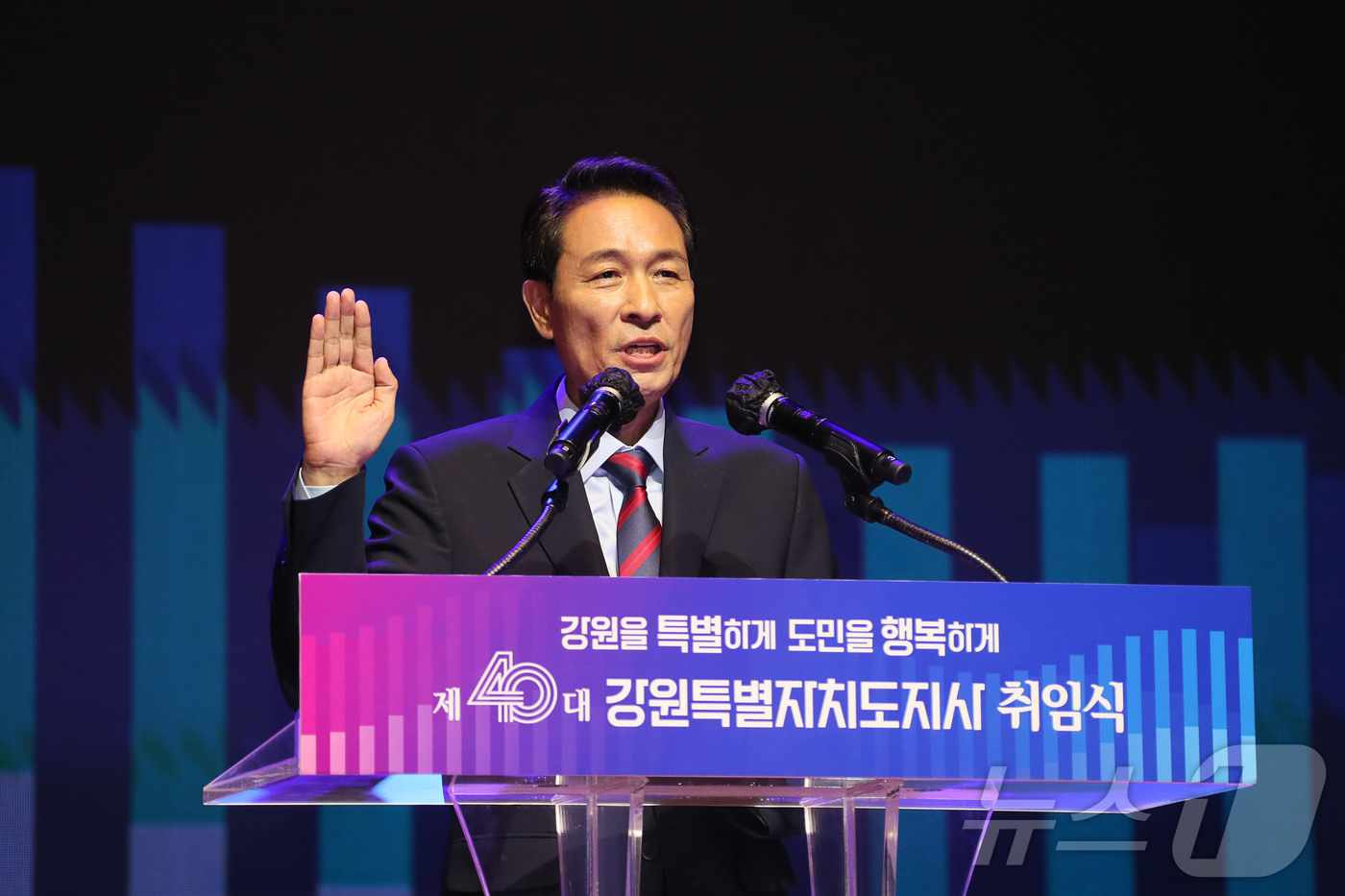 (춘천=뉴스1) 이종재 기자 = 우상호 강원틀별자치도지사가 1일 강원대학교 백령아트센터에서 열린 취임식에서 선서를 하고 있다. (강원도 제공. 재판매 및 DB금지)2026.7.1/ …