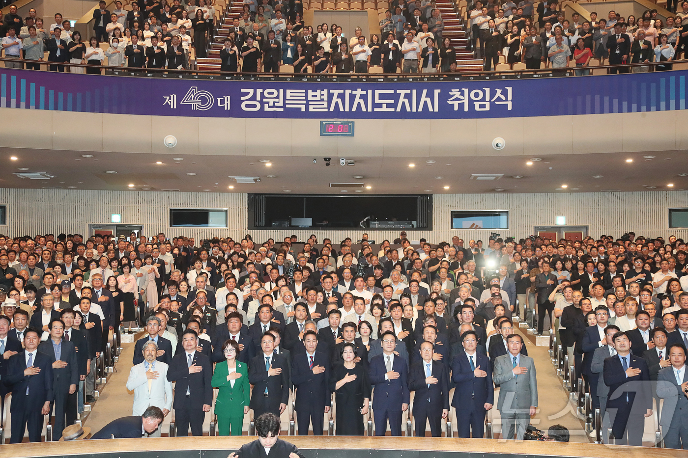 (춘천=뉴스1) 이종재 기자 = 우상호 강원틀별자치도지사가 1일 강원대학교 백령아트센터에서 열린 취임식에서 국민의례를 하고 있다. (강원도 제공. 재판매 및 DB금지)2026.7. …