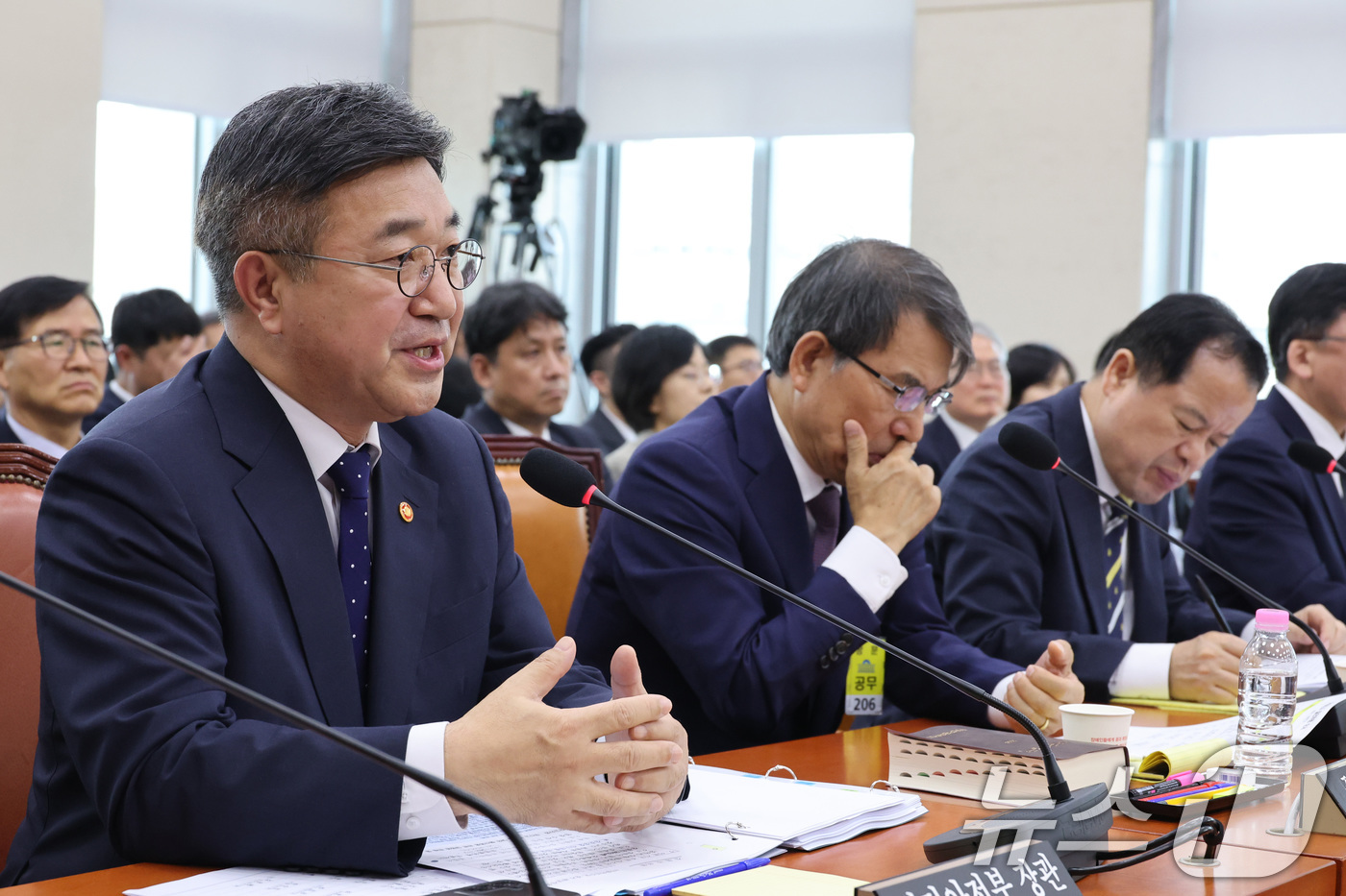 (서울=뉴스1) 신웅수 기자 = 윤호중 행정안전부 장관이 1일 서울 여의도 국회에서 열린 제9회전국동시지방선거투표용지부족 사태 등 국민참정권침해진상규명 및 선거관리개혁을 위한 국정 …