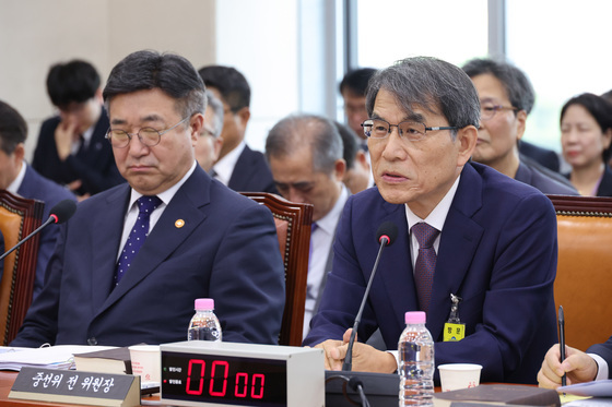 의원 질의 답변하는 노태악 전 위원장