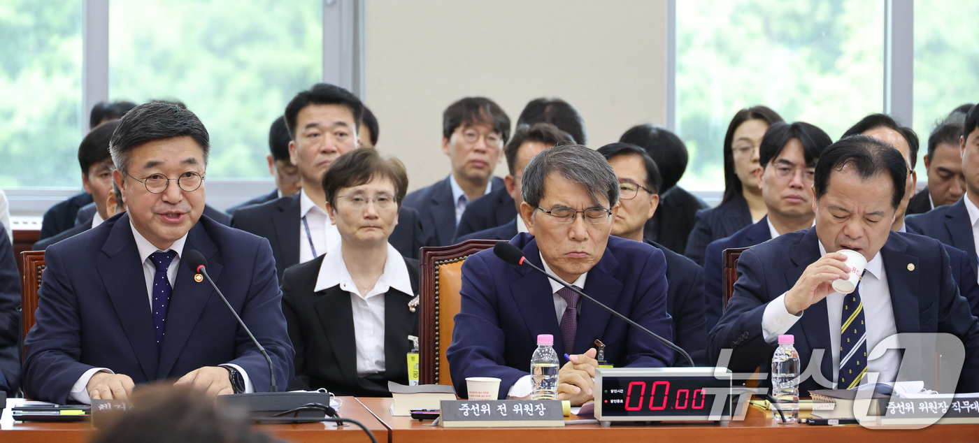 (서울=뉴스1) 신웅수 기자 = 윤호중 행정안전부 장관이 1일 서울 여의도 국회에서 열린 제9회전국동시지방선거투표용지부족 사태 등 국민참정권침해진상규명 및 선거관리개혁을 위한 국정 …
