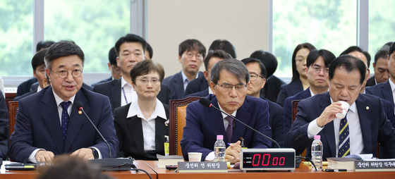 투표용지 부족사태 관련 답변하는 윤호중 장관