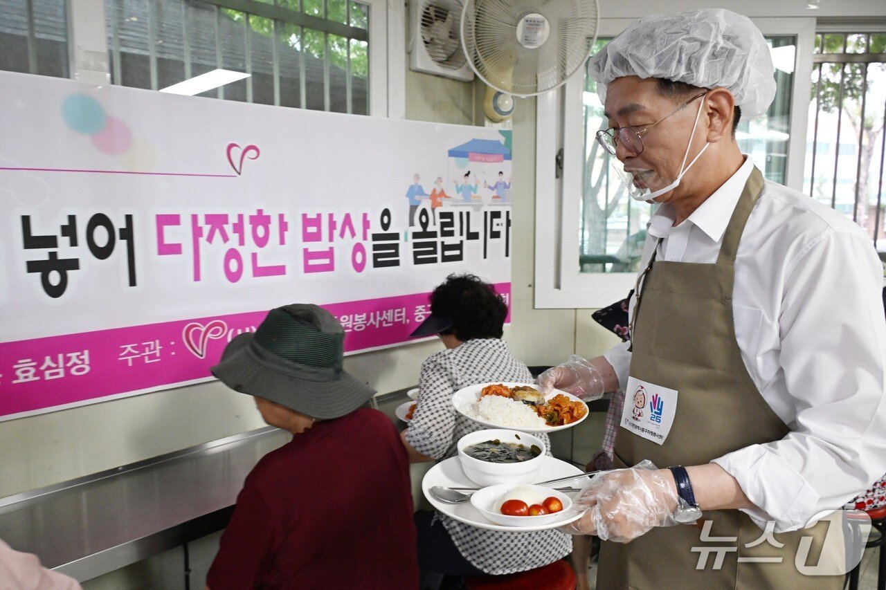 본문 이미지 - 김제선 중구청장이 배식 봉사를 하고 있다.(중구 제공. 재판매 및 DB금지)/뉴스1