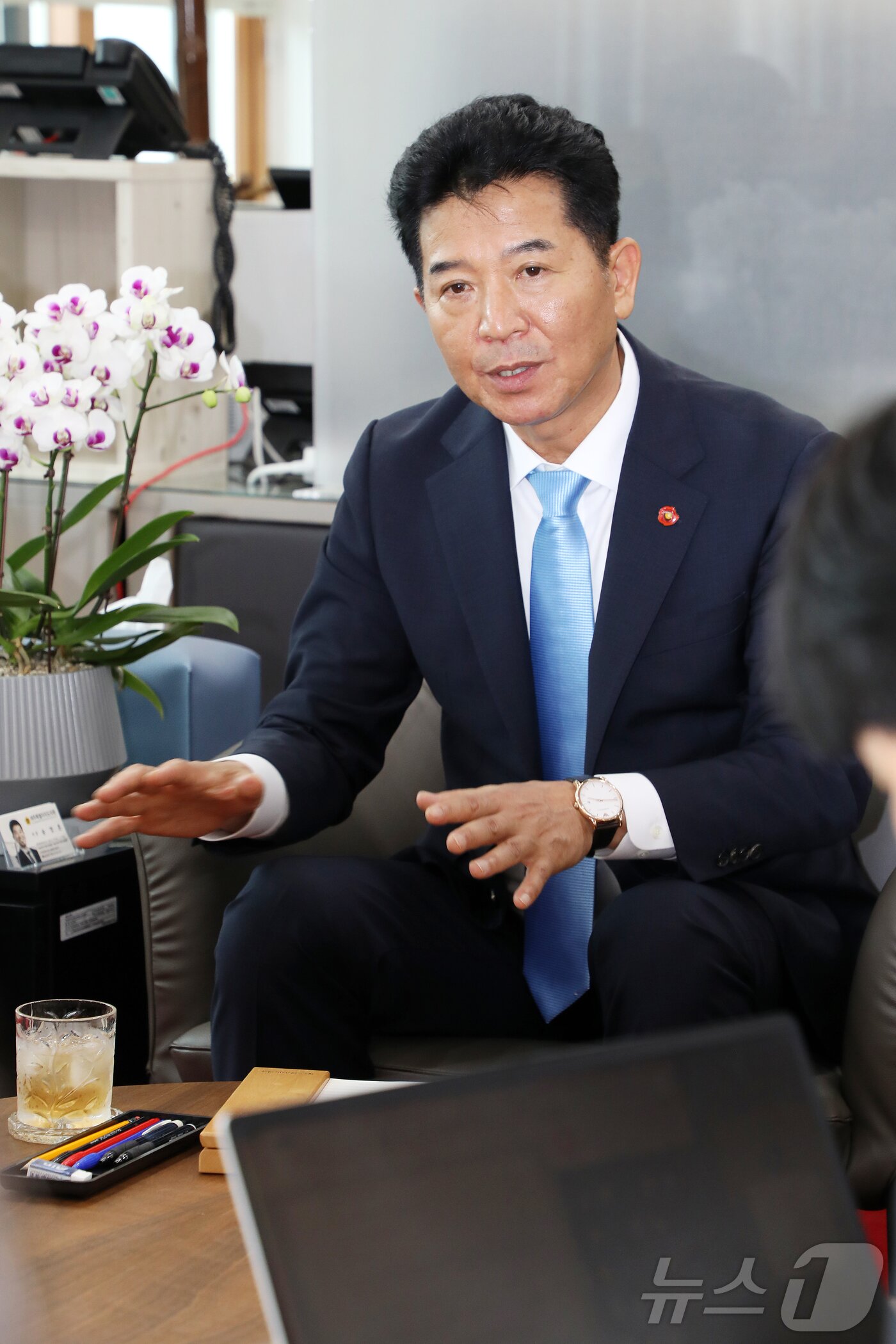 본문 이미지 - 송영훈 신임 제주특별자치도의회 의장이 1일 오후 제주도의회 의장실에서 취재진과 인터뷰를 하고 있다. ⓒ 뉴스1 오미란 기자