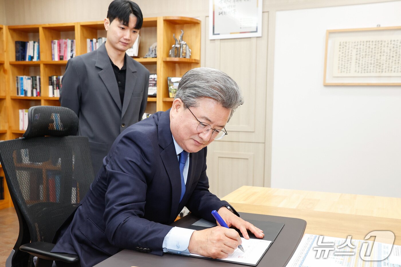 본문 이미지 - 정용래 유성구청장이 ‘글로벌 스타기업 육성을 위한 지역투자펀드 조성’을 결재하고 있다.(유성구 제공. 재판매 및 DB금지)/뉴스1