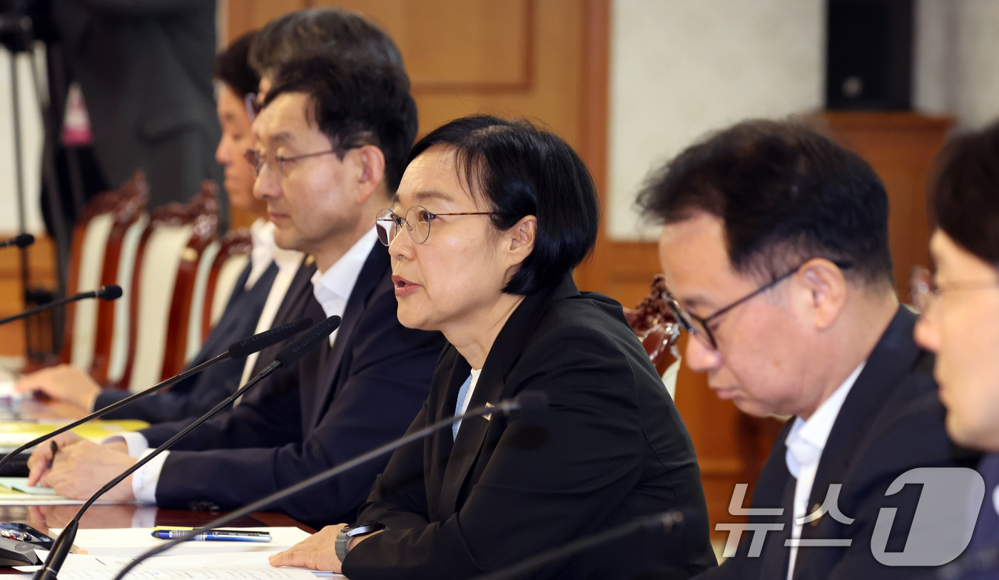 (서울=뉴스1) 김명섭 기자 = 한성숙 국무총리가 1일 오후 서울 세종대로 정부서울청사에서 열린  AI 혁신 관계장관 간담회에서 모두 발언을 하고 있다.  2026.7.1/뉴스1