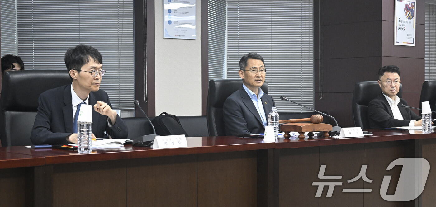 (서울=뉴스1) = 허장 재정경제부 차관이 1일 서울 종로구 무역보험공사에서 열린 `26년 제2차 조달정책심의위원회'를 주재하고 있다. (재정경제부 제공. 재판매 및 DB금지) 2 …