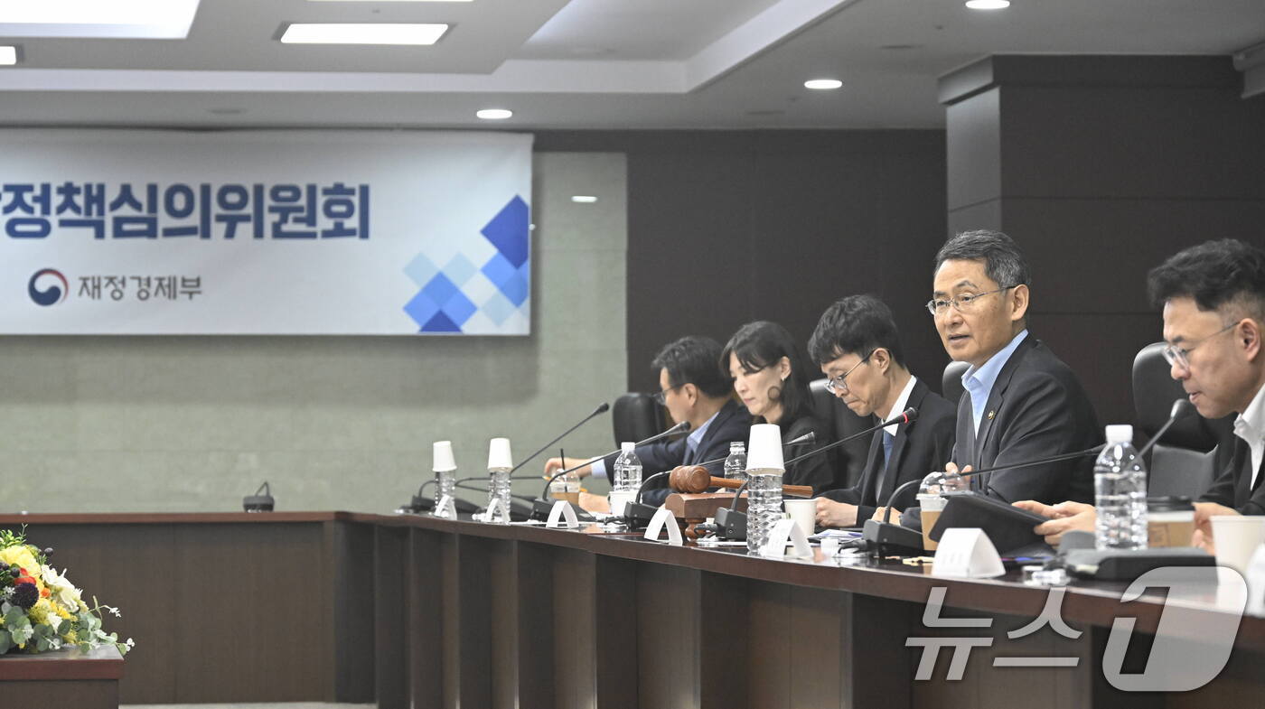 (서울=뉴스1) = 허장 재정경제부 차관이 1일 서울 종로구 무역보험공사에서 열린 `2026년 제2차 조달정책심의위원회'를 주재하고 있다. (재정경제부 제공. 재판매 및 DB금지) …