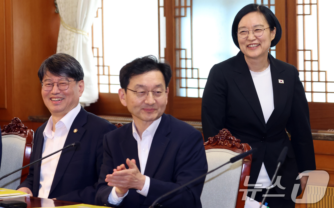(서울=뉴스1) 김명섭 기자 = 한성숙 국무총리가 1일 오후 서울 세종대로 정부서울청사에서 열린  AI 혁신 관계장관 간담회에 참석하고 있다. 2026.7.1/뉴스1