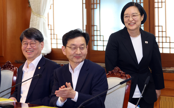 박수받으며 회의 참석하는 한성숙 총리