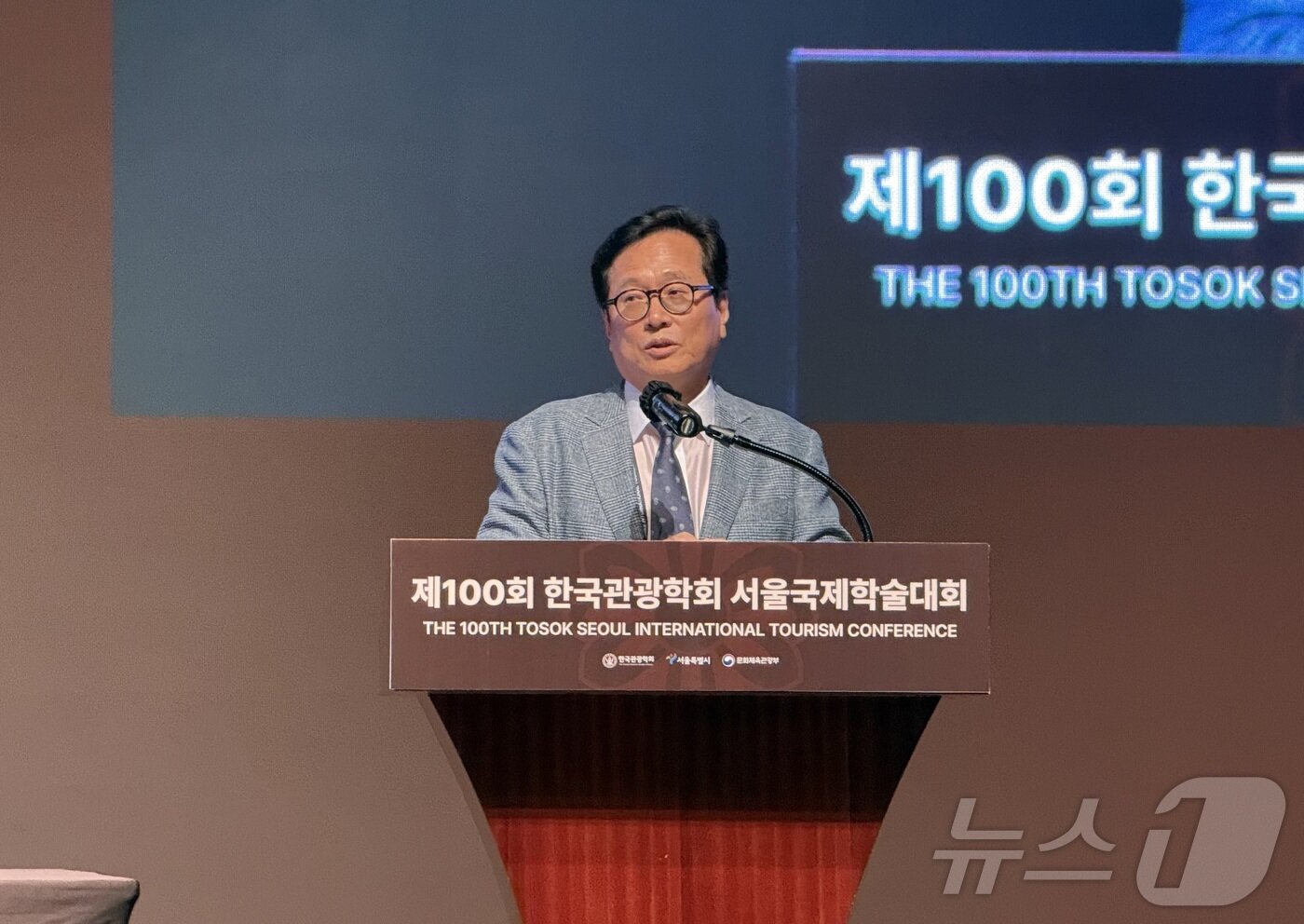 본문 이미지 - 황교익 한국문화관광연구원 원장이 1일 오후 서울 중구 웨스틴조선서울에서 열린 제100회 한국관광학회 서울 국제학술대회의 한국문화관광연구원 특별세션에서 환영사를 하고 있다. ⓒ 뉴스1 윤슬빈 관광전문기자