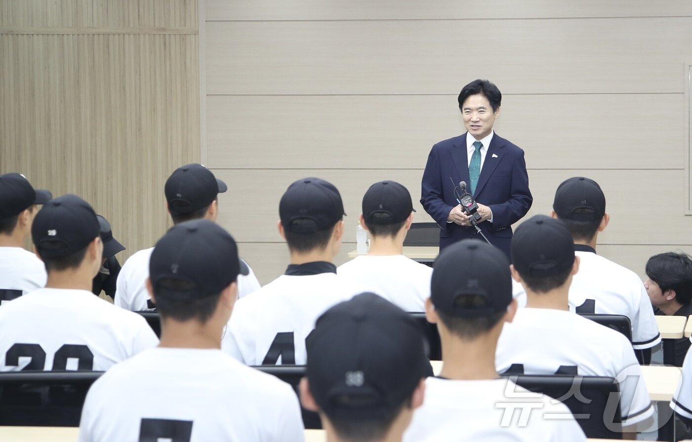 본문 이미지 - 김대중 전남광주통합특별시교육감이 취임 첫 날인 1일 광주제일고등학교를 방문해 배재고와의 경기에서 "가야지 가야지 스타벅스 가야지＂·＂탱크데이＂ 등 지역비하 발언을 들은 야구부 선수들을 위로하고 있다.(전남광주통합특별시교육청 제공. 재배포 및 DB 금지) 2026.7.1 ⓒ 뉴스1