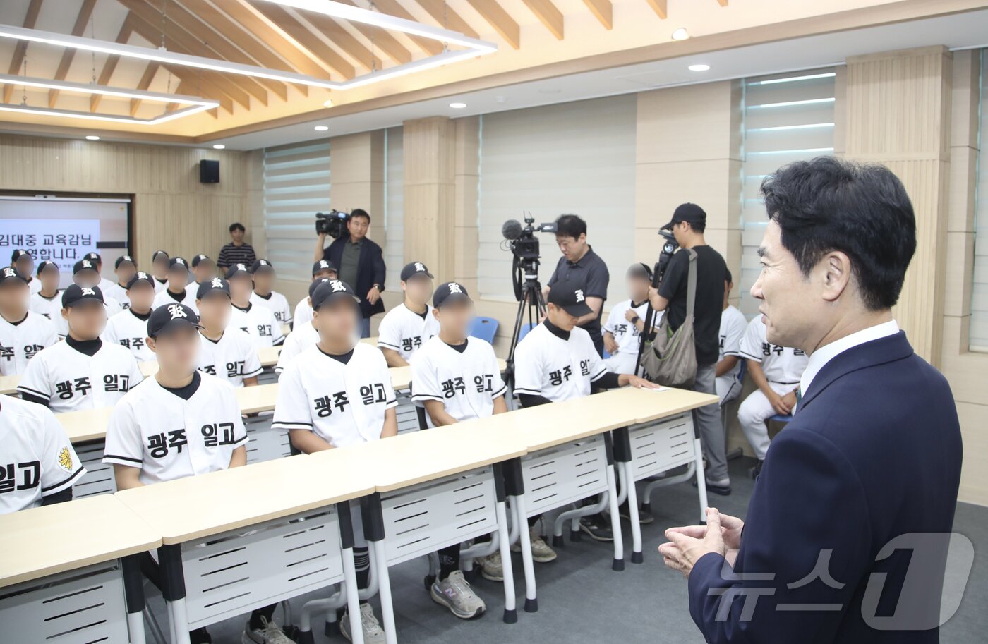 본문 이미지 - 김대중 전남광주통합특별시교육감이 취임 첫 날인 1일 광주제일고등학교를 방문해 배재고와의 경기에서 "가야지 가야지 스타벅스 가야지＂·＂탱크데이＂ 등 지역비하 발언을 들은 야구부 선수들을 위로하고 있다.(전남광주통합특별시교육청 제공. 재배포 및 DB 금지) 2026.7.1 ⓒ 뉴스1