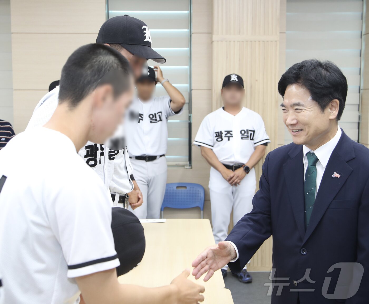 본문 이미지 - 김대중 전남광주통합특별시교육감이 취임 첫 날인 1일 광주제일고등학교를 방문해 배재고와의 경기에서 "가야지 가야지 스타벅스 가야지＂·＂탱크데이＂ 등 지역비하 발언을 들은 야구부 선수들을 위로하고 있다.(전남광주통합특별시교육청 제공. 재배포 및 DB 금지) 