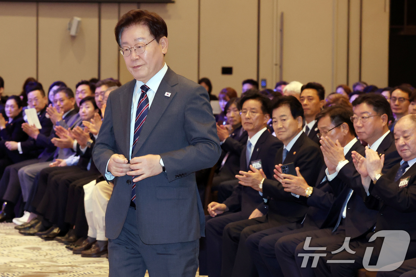 (인천=뉴스1) 이재명 기자 = 이재명 대통령이 1일 인천 중구 인스파이어 리조트에서 열린 제22기 민주평통 유라시아 지역회의 평화공존 정책 대화에서 격려사를 하기 위해 발언대로 …