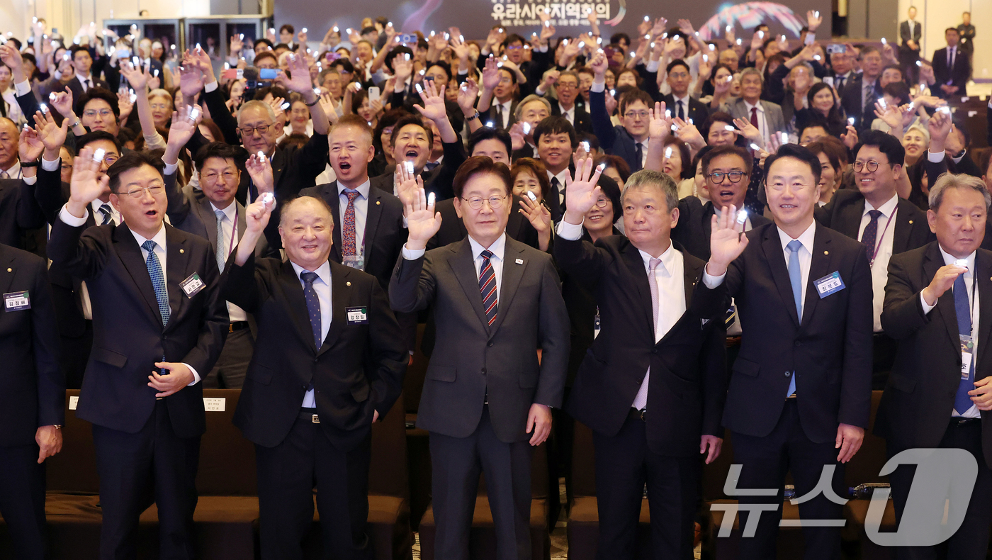 (인천=뉴스1) 이재명 기자 = 이재명 대통령이 1일 인천 중구 인스파이어 리조트에서 열린 제22기 민주평통 유라시아 지역회의 평화공존 정책 대화에서 '평화 공존의 빛' 퍼포먼스를 …