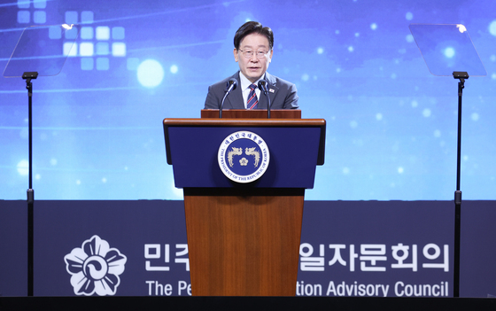 李대통령 "남북 평화 이루면 더 큰 성과…北 대문 계속 두드려야"