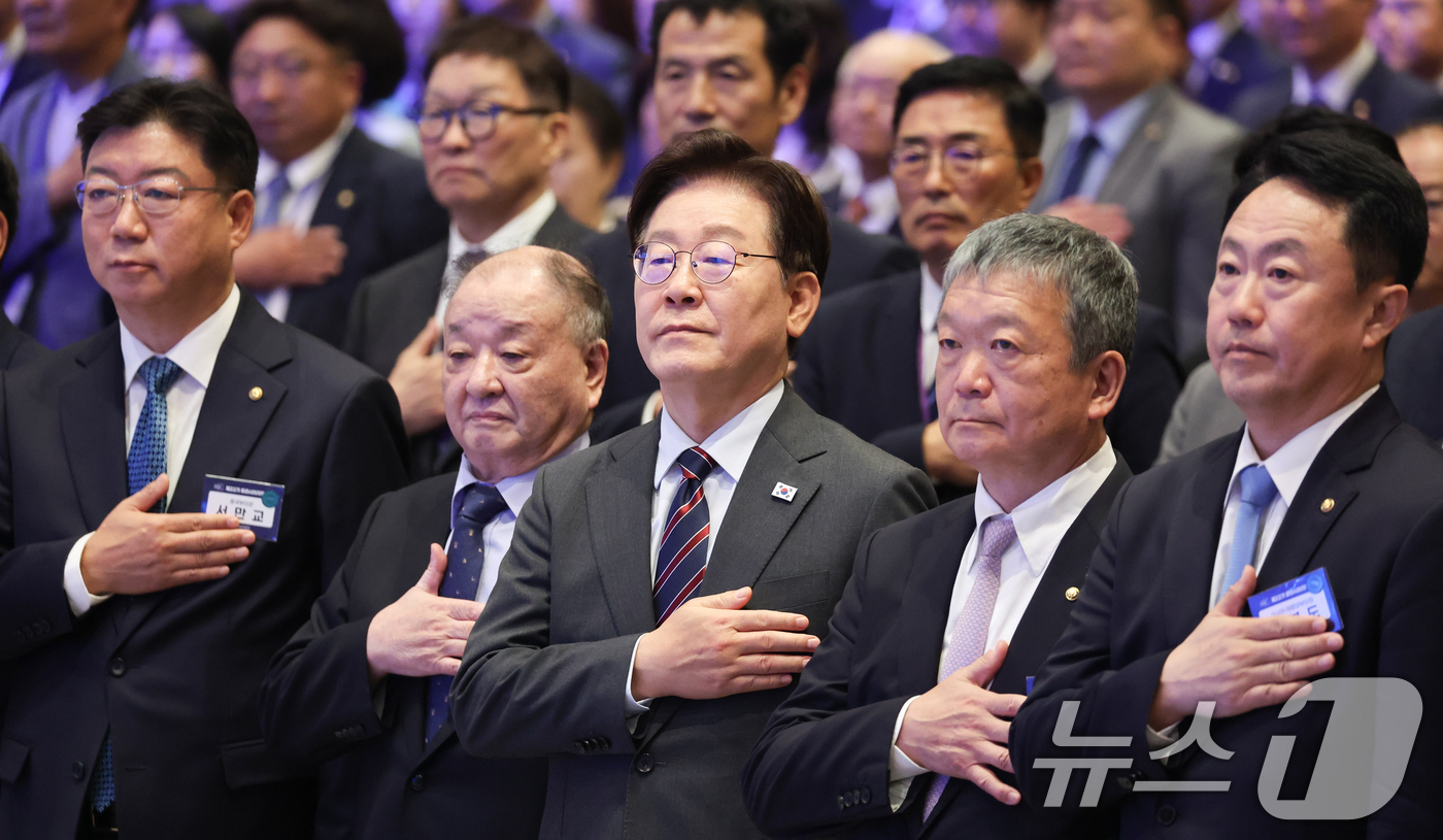 (인천=뉴스1) 이재명 기자 = 이재명 대통령이 1일 인천 중구 인스파이어 리조트에서 열린 제22기 민주평통 유라시아 지역회의 평화공존 정책 대화에서 국민의례를 하고 있다. 202 …