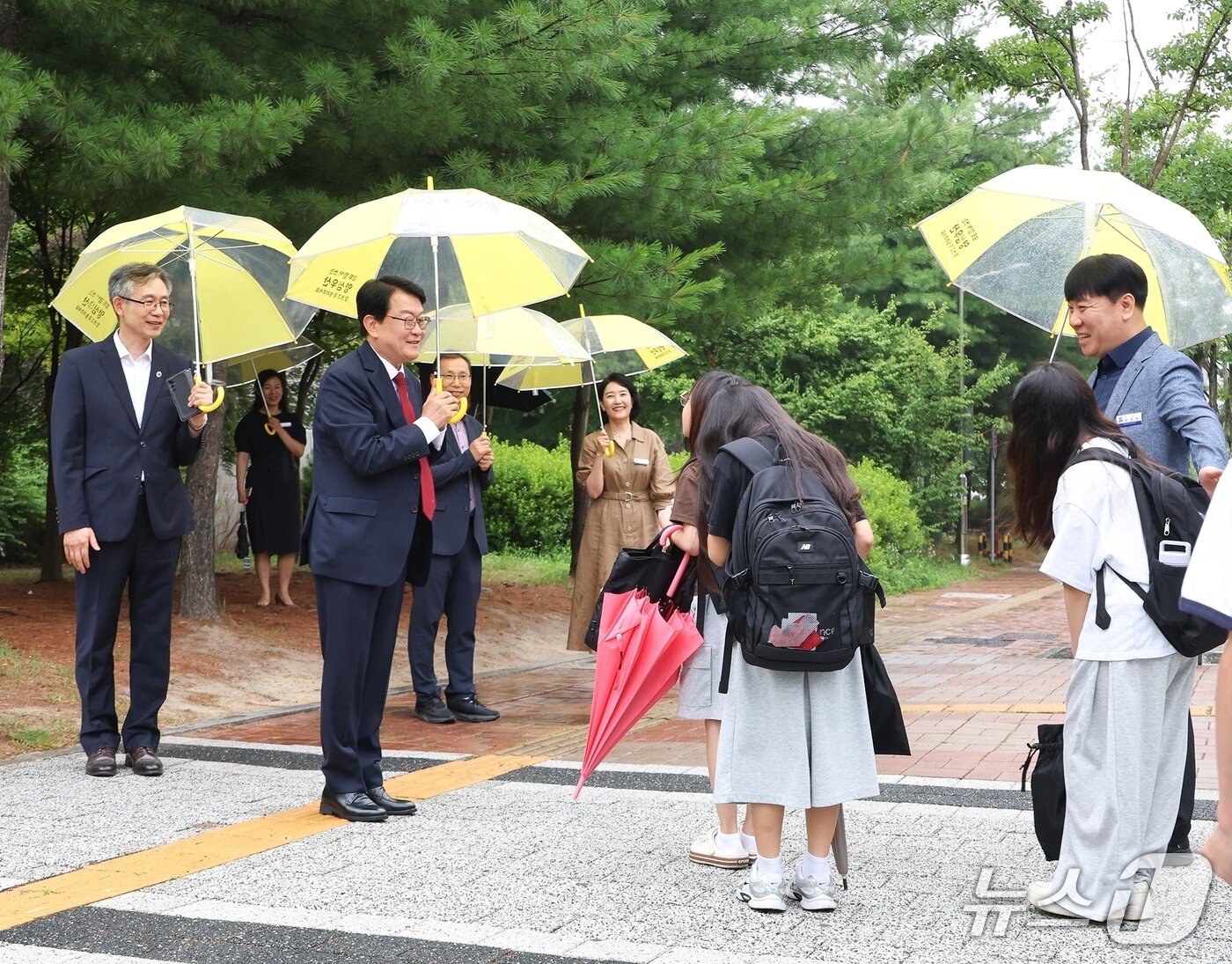 본문 이미지 - 오석진 대전시교육감이 1일 대전선유초등학교에서 등교하는 초등학생들과 인사를 나누고 있다.(대전교육청 제공) /뉴스1