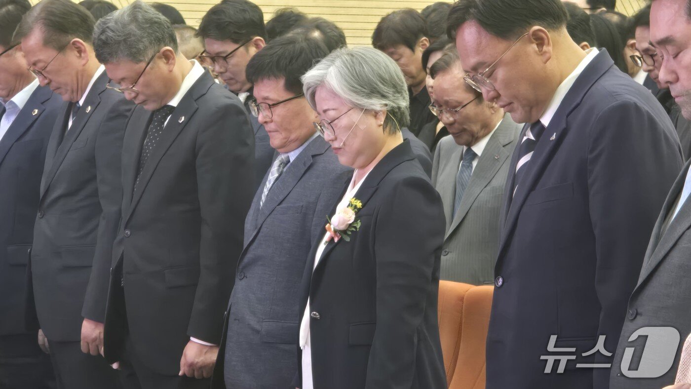 본문 이미지 - 묵념하는 강미애 세종시교육감.(앞줄 왼쪽서 네번째) /뉴스1