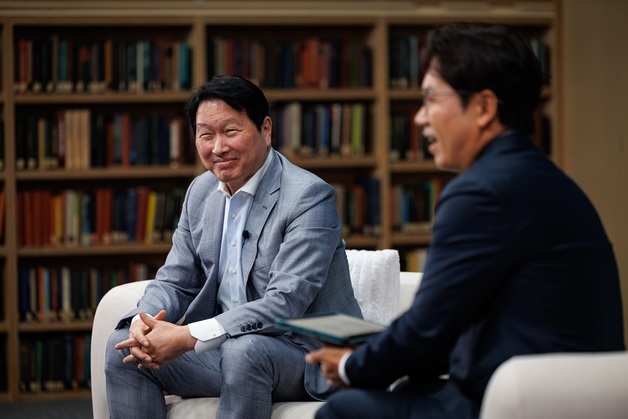 최태원 "AI 시대, 인간이 어떤 질문 던지고 방향 설정하느냐가 중요"