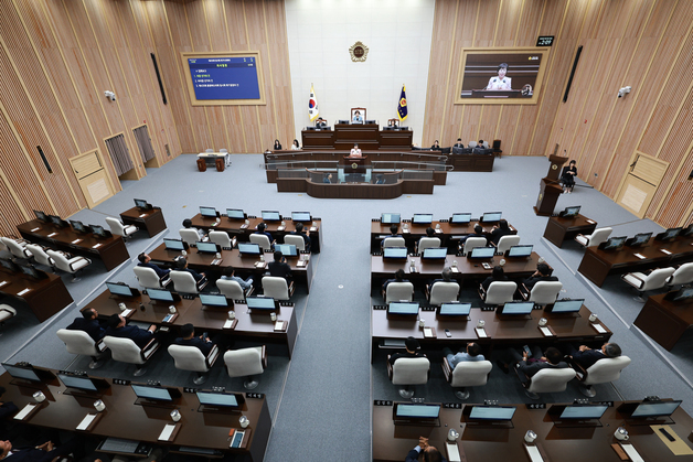 충북도의회 개원 첫날부터 삐걱…원구성 진통 끝 의장단 선출