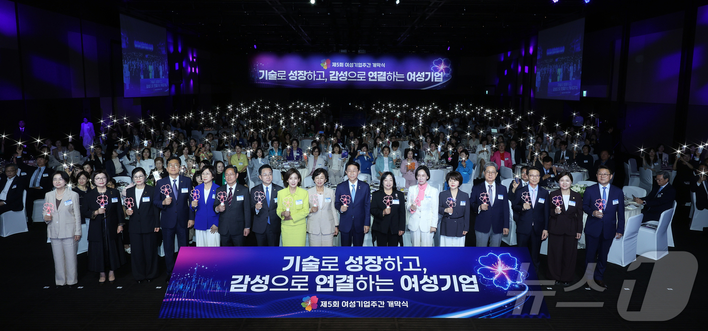 (서울=뉴스1) 김진환 기자 = 1일 오후 서울 중구 신라호텔에서 열린 제5회 여성기업주간 개막식에서 조정식 국회의장, 남인순 국회부의장, 박성준 더불어민주당 의원, 박수영 국민의 …