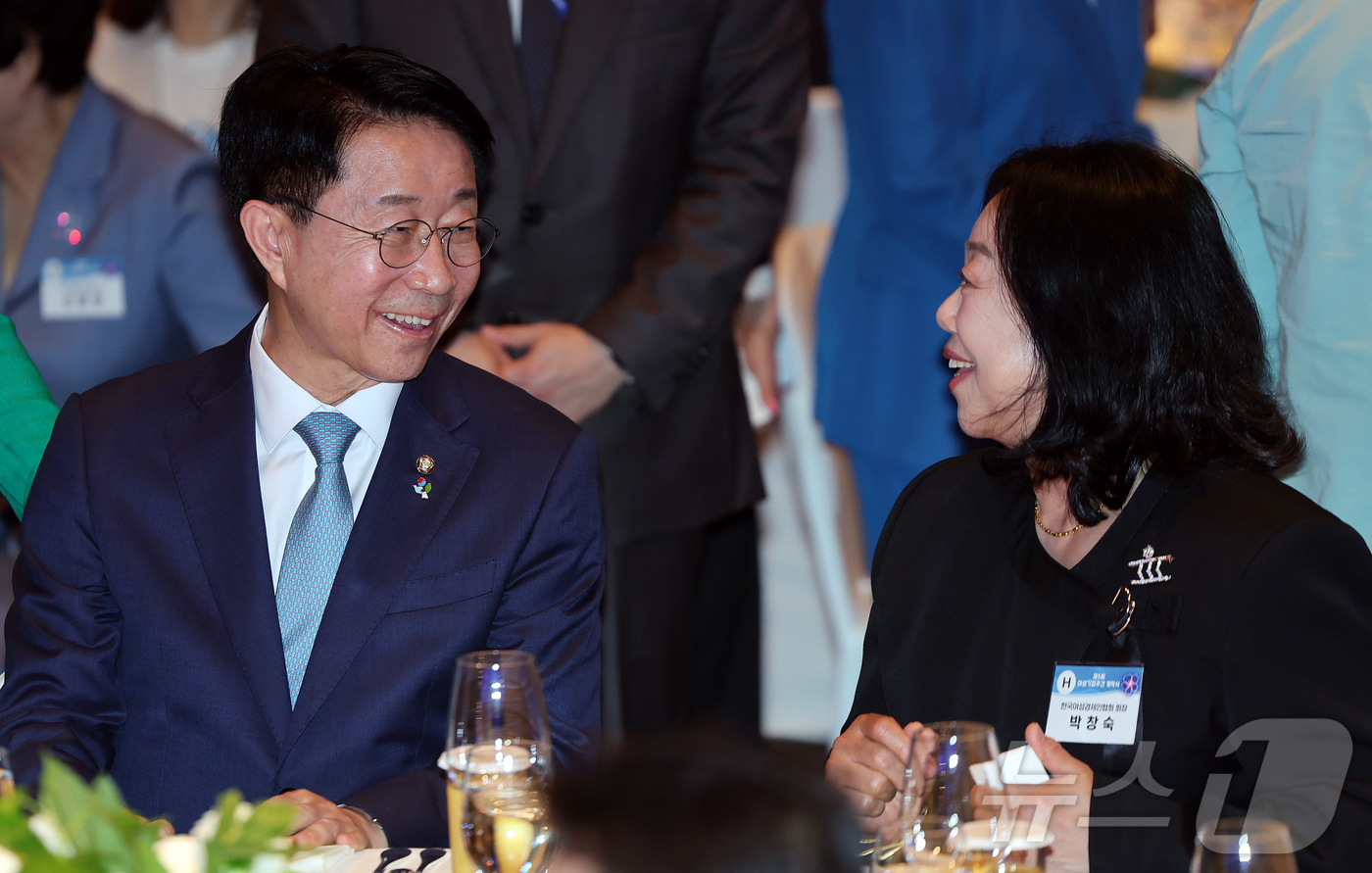 (서울=뉴스1) 김진환 기자 = 조정식 국회의장이 1일 오후 서울 중구 신라호텔에서 열린 제5회 여성기업주간 개막식에 참석해 박창숙 한국여성경제인협회장(오른쪽)과 대화를 나누고 있 …