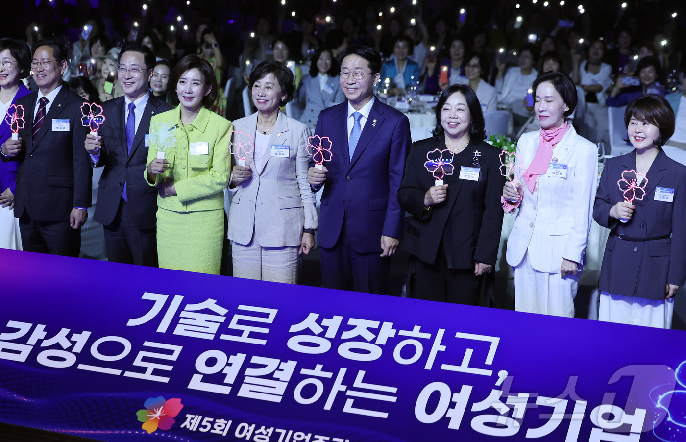 (서울=뉴스1) 김진환 기자 = 1일 오후 서울 중구 신라호텔에서 열린 제5회 여성기업주간 개막식에서 조정식 국회의장, 남인순 국회부의장, 박성준 더불어민주당 의원, 박수영 국민의 …