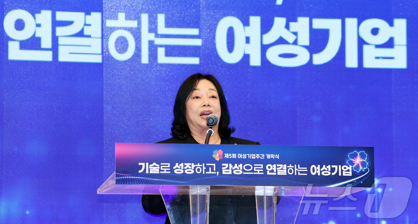 (서울=뉴스1) 김진환 기자 = 박창숙 한국여성경제인협회장이 1일 오후 서울 중구 신라호텔에서 열린 제5회 여성기업주간 개막식에 참석해 개회사를 하고 있다. 2026.7.1/뉴스1 …
