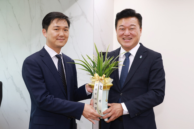 신용한 충북지사, 이재명 대통령에게 취임 축하 난 받아