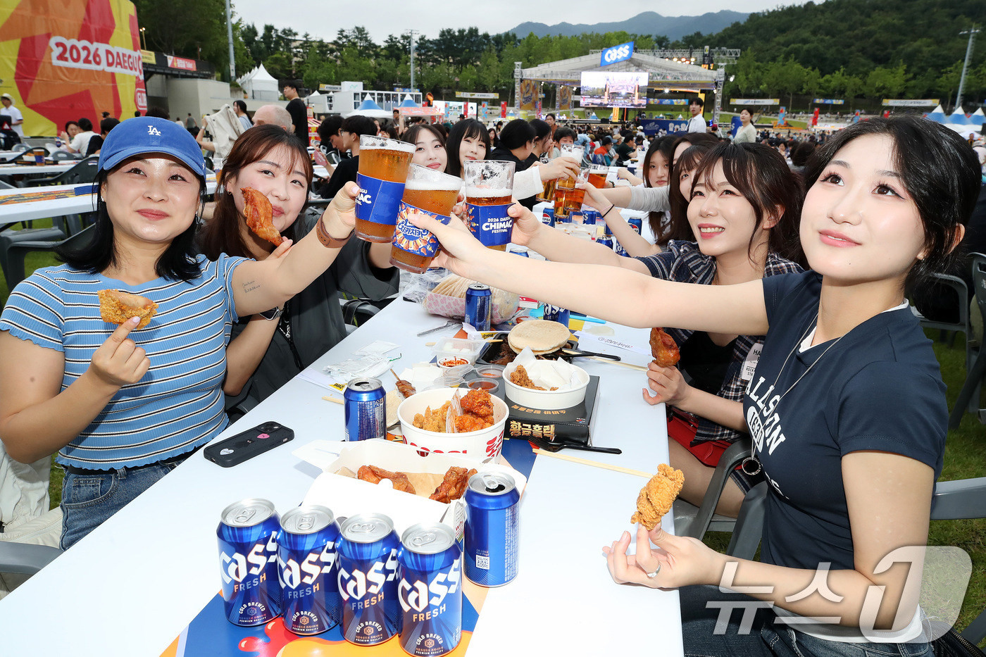 (대구=뉴스1) 공정식 기자 = 1일 오후 대구 달서구 두류공원에서 개막한 '2026 대구치맥페스티벌'을 찾은 시민들이 치킨과 맥주를 즐기고 있다. 2026.7.1/뉴스1