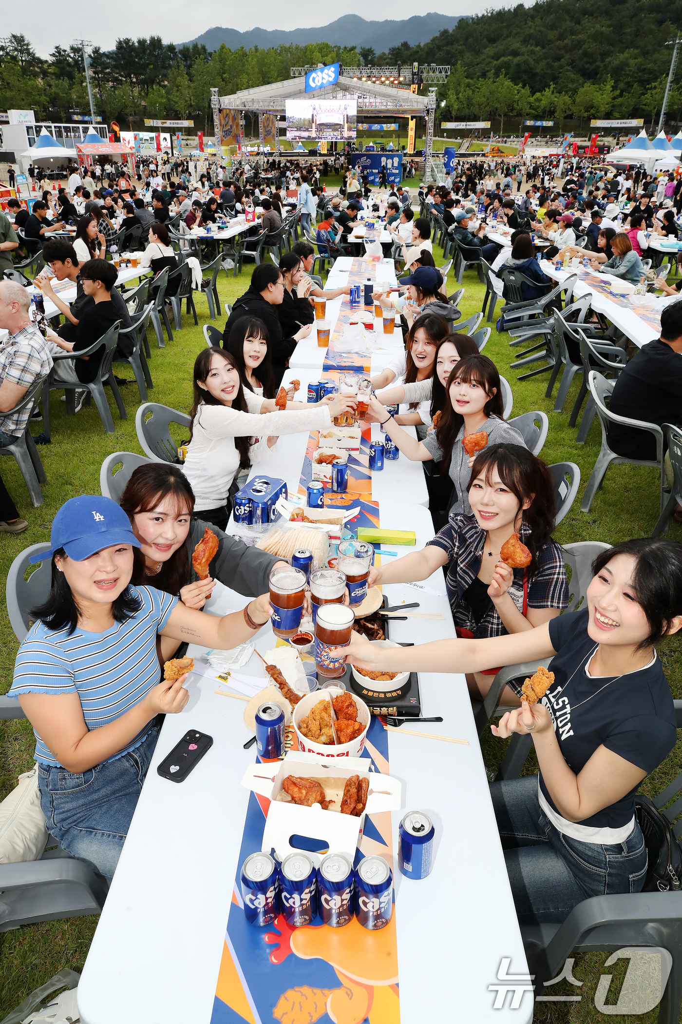 (대구=뉴스1) 공정식 기자 = 1일 오후 대구 달서구 두류공원에서 개막한 '2026 대구치맥페스티벌'을 찾은 시민들이 치킨과 맥주를 즐기고 있다. 2026.7.1/뉴스1