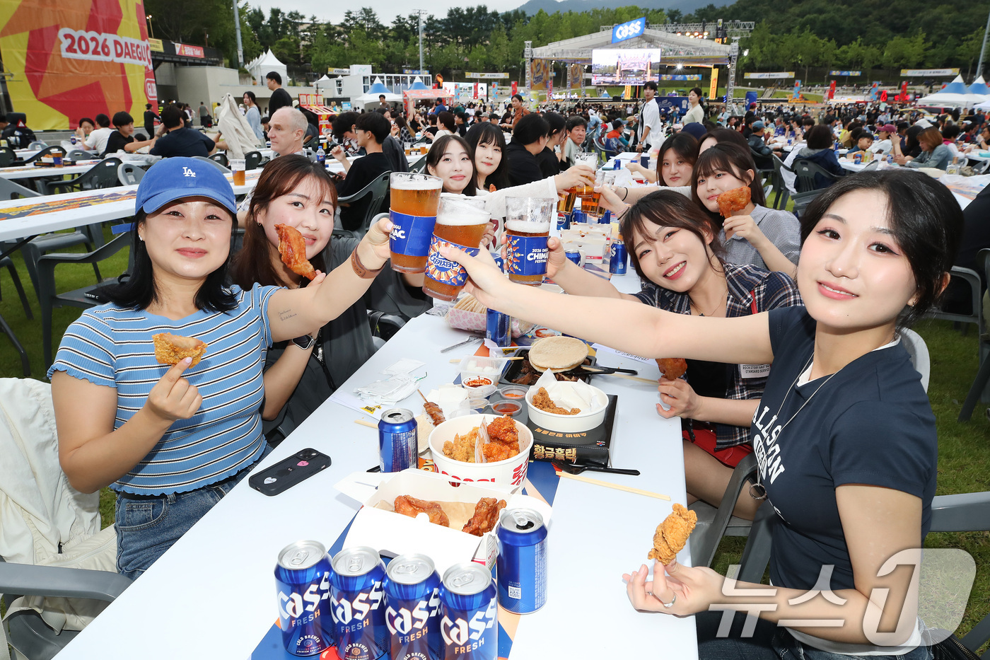 (대구=뉴스1) 공정식 기자 = 1일 오후 대구 달서구 두류공원에서 개막한 '2026 대구치맥페스티벌'을 찾은 시민들이 치킨과 맥주를 즐기고 있다. 2026.7.1/뉴스1