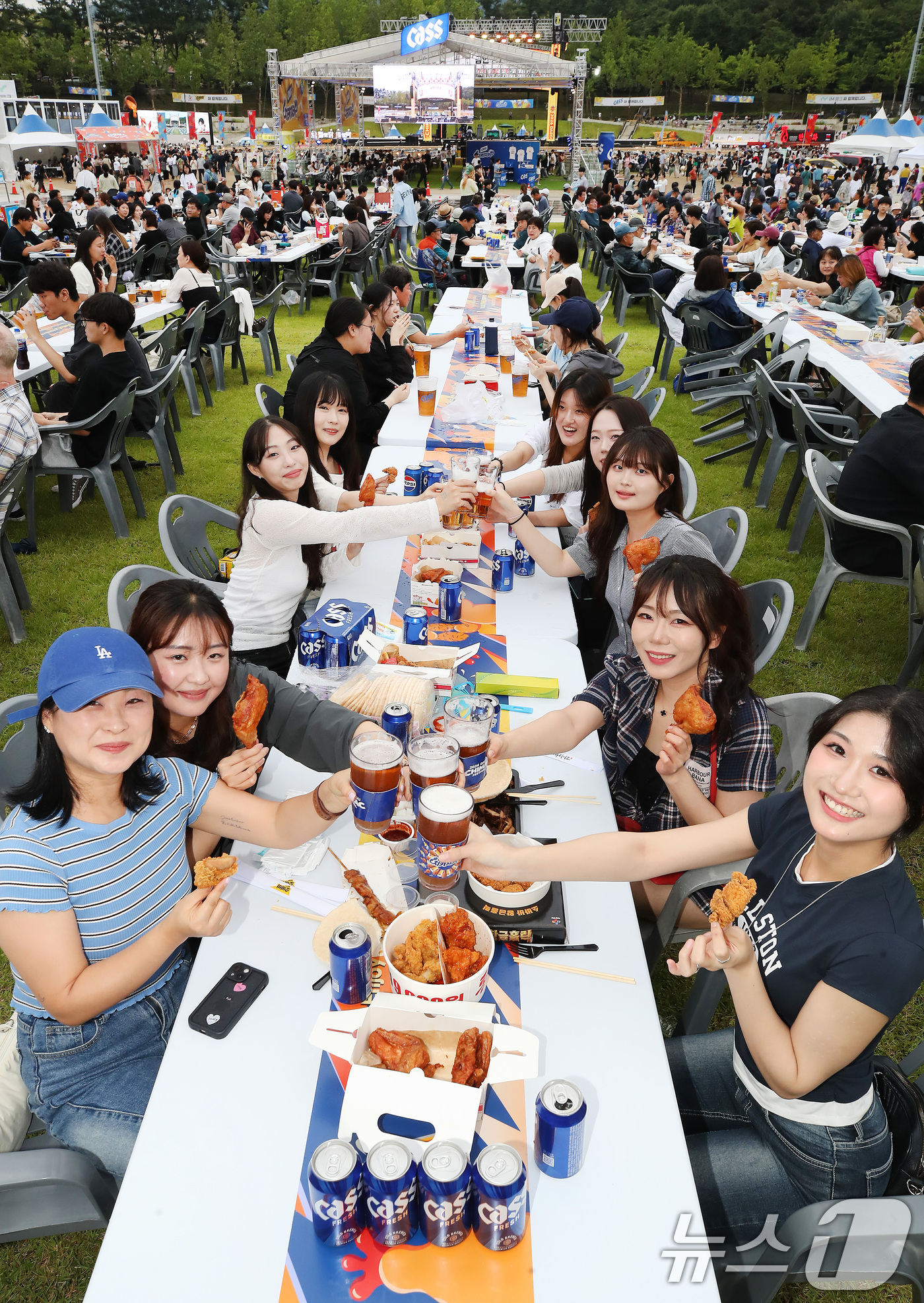 (대구=뉴스1) 공정식 기자 = 1일 오후 대구 달서구 두류공원에서 개막한 '2026 대구치맥페스티벌'을 찾은 시민들이 치킨과 맥주를 즐기고 있다. 2026.7.1/뉴스1