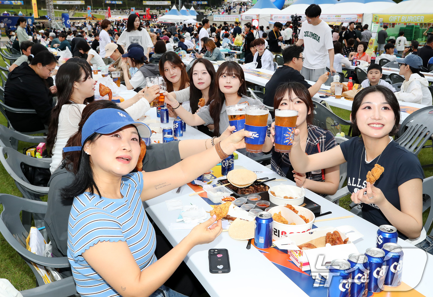 (대구=뉴스1) 공정식 기자 = 1일 오후 대구 달서구 두류공원에서 개막한 '2026 대구치맥페스티벌'을 찾은 시민들이 치킨과 맥주를 즐기고 있다. 2026.7.1/뉴스1