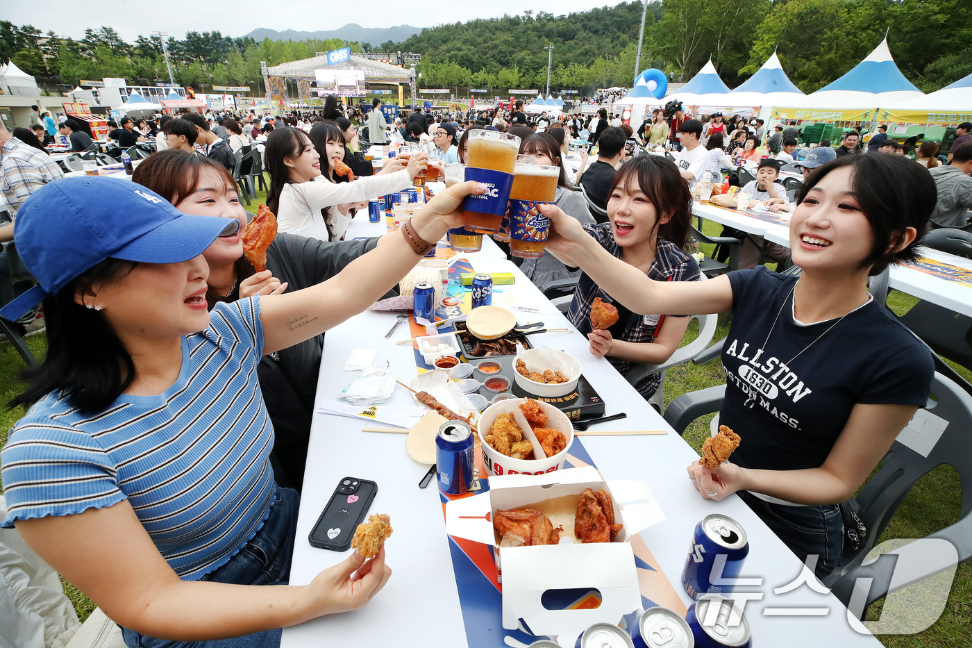 (대구=뉴스1) 공정식 기자 = 1일 오후 대구 달서구 두류공원에서 개막한 '2026 대구치맥페스티벌'을 찾은 시민들이 치킨과 맥주를 즐기고 있다. 2026.7.1/뉴스1