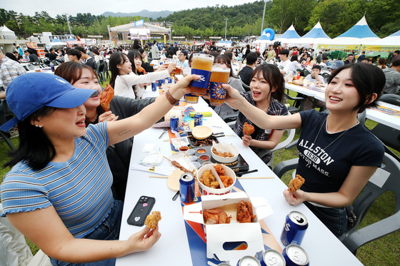 "무더위, 치맥으로 씻어요"