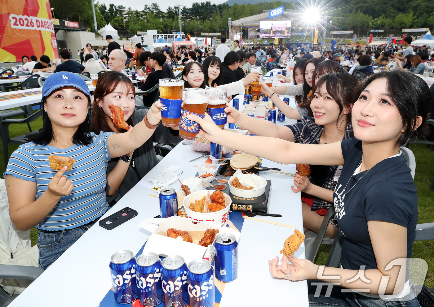 (대구=뉴스1) 공정식 기자 = 1일 오후 대구 달서구 두류공원에서 개막한 '2026 대구치맥페스티벌'을 찾은 시민들이 치킨과 맥주를 즐기고 있다. 2026.7.1/뉴스1