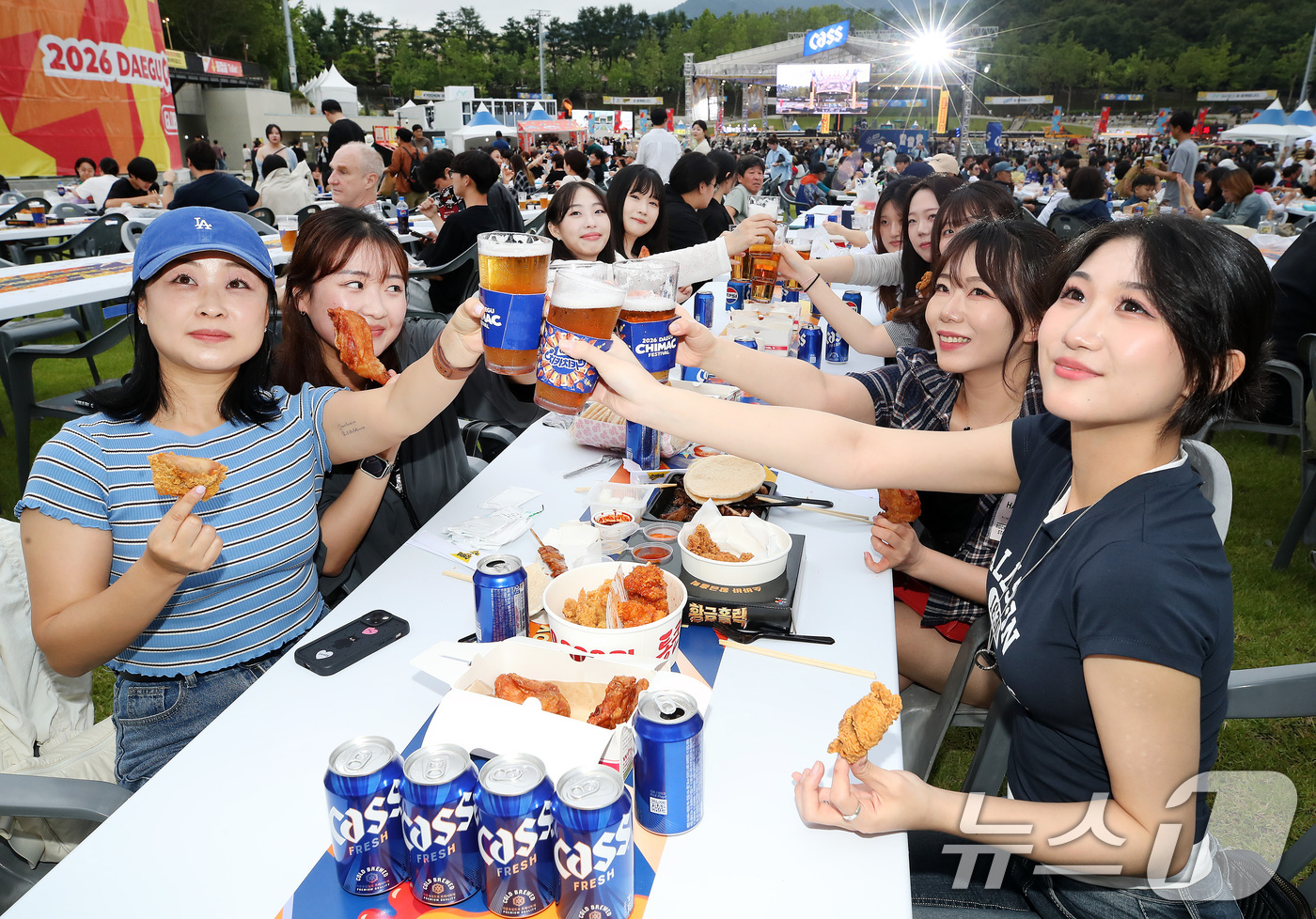 (대구=뉴스1) 공정식 기자 = 1일 오후 대구 달서구 두류공원에서 개막한 '2026 대구치맥페스티벌'을 찾은 시민들이 치킨과 맥주를 즐기고 있다. 2026.7.1/뉴스1