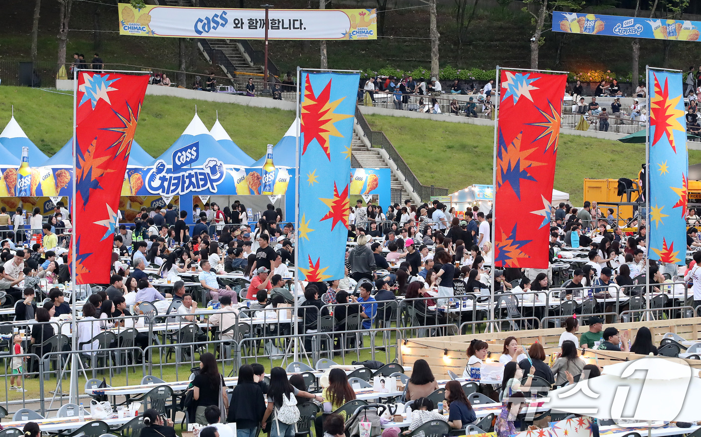 (대구=뉴스1) 공정식 기자 = 1일 오후 대구 달서구 두류공원에서 개막한 '2026 대구치맥페스티벌'을 찾은 시민들이 치킨과 맥주를 즐기고 있다. 2026.7.1/뉴스1