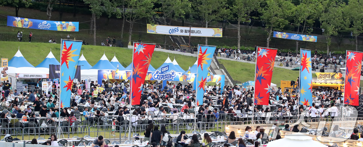 (대구=뉴스1) 공정식 기자 = 1일 오후 대구 달서구 두류공원에서 개막한 '2026 대구치맥페스티벌'을 찾은 시민들이 치킨과 맥주를 즐기고 있다. 2026.7.1/뉴스1