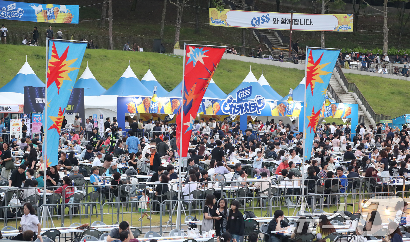 (대구=뉴스1) 공정식 기자 = 1일 오후 대구 달서구 두류공원에서 개막한 '2026 대구치맥페스티벌'을 찾은 시민들이 치킨과 맥주를 즐기고 있다. 2026.7.1/뉴스1