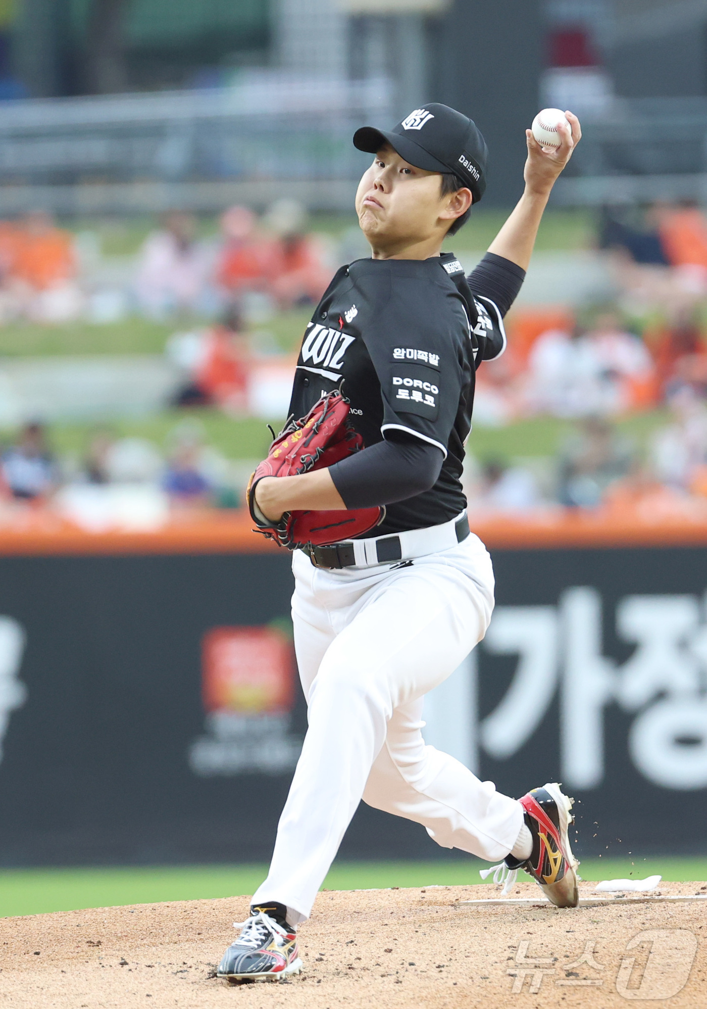 (대전=뉴스1) 김기남 기자 = 1일 대전 한화생명볼파크에서 열린 2026 신한 SOL KBO리그 KT위즈와 한화 이글스의 경기에서 KT 소형준이 선발 투구하고 있다. 2026.7 …